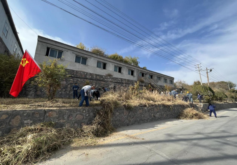 有工投黨員干部、團(tuán)員青年的耕耘那處便是公司最美麗的一角-----物產(chǎn)工投公司開展環(huán)境專項(xiàng)整治主題黨日、團(tuán)日活動(dòng)